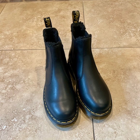 DR. MARTENS 2976 GRIZZLY FLEECE LINED CHELSEA BOOTS - Picture 2 of 11